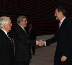 Su Majestad el Rey recibe el saludo del ministro de Educación, Cultura y Deporte, Íñigo Méndez de Vigo