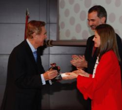 Doña Letizia entrega la acreditación a Gabriel Escarrer, presidente de Meliá Hotels International