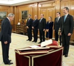 Ricardo Enríquez Sancho ante Su Majestad el Rey momentos antes de jurar su cargo como magistrado del Tribunal Constitucional