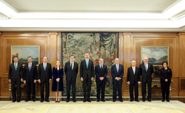 Su Majestad el Rey, con los nuevos magistrados del Tribunal Constitucional y las autoridades asistentes