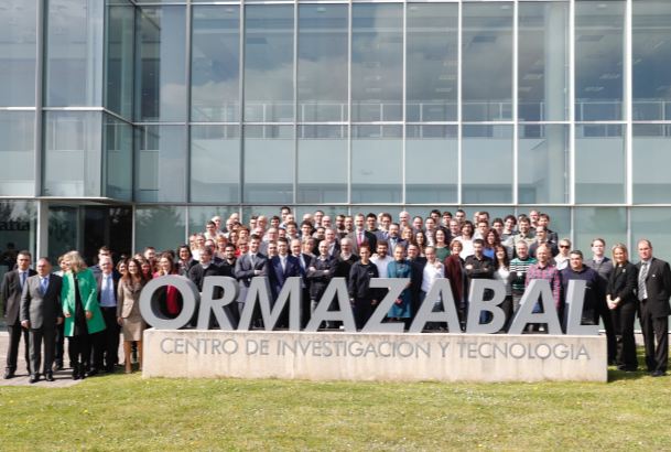 Su Majestad el Rey junto a las autoridades, directivos y trabajadores del Grupo Industrial Velatia