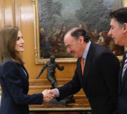 Su Majestad la Reina saluda al consejero delegado de Línea Directa y vicepresidente de la Fundación Línea Directa, Miguel Ángel Merino