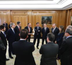 La Reina durante la audiencia con los miembros del Patronato de la Fundación Línea Directa, junto con el Jurado y Comité de Expertos que conceden el &