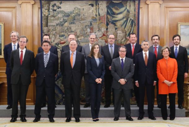 Doña Letizia con los miembros del Patronato de la Fundación Línea Directa, junto con el Jurado y Comité de Expertos que conceden el 