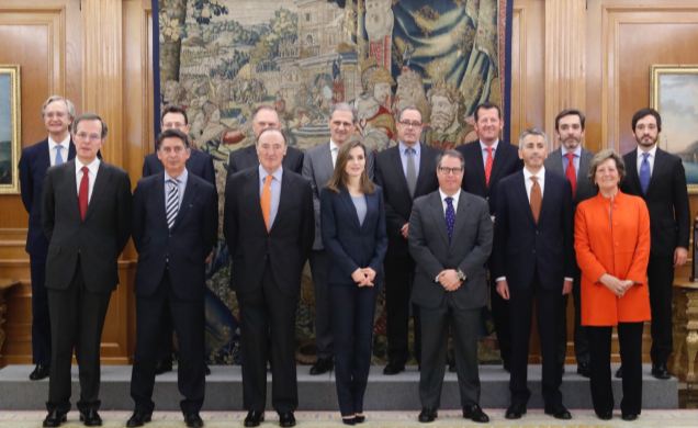 Doña Letizia con los miembros del Patronato de la Fundación Línea Directa, junto con el Jurado y Comité de Expertos que conceden el "Premio Periodísti