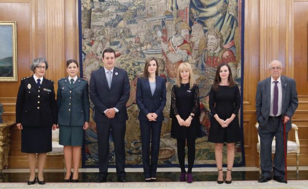Fotografía de grupo de Su Majestad la Reina junto a una representación de miembros y colaboradors de la "Asociación ALMA contra la Violencia de Género