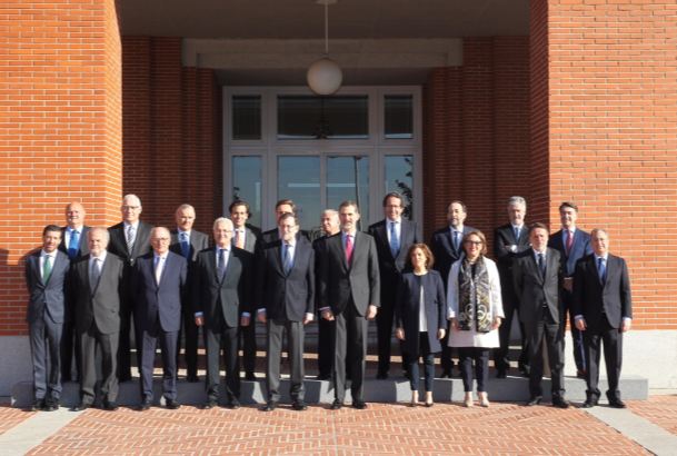 Su Majestad el Rey junto a los patronos de la Fundación Carolina