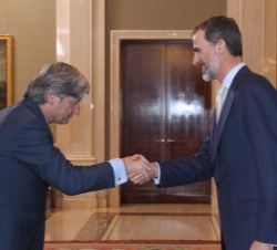 Su Majestad el Rey saluda al presidente del Consejo de Administración, Juan Manuel Arribas Loriga