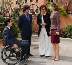 Doña Letizia conversa con la ministra de Sanidad, Servicios Sociales e Igualdad, el secretario de Estado de Servicios Sociales e Igualdad, y el direct