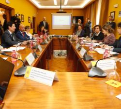 Vista general de la sala antes del comienzo de la reunión de trabajo