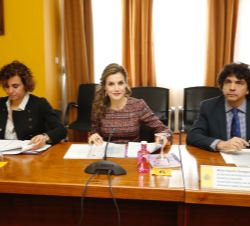 Doña Letizia, junto a la ministra de Sanidad, Servicios Sociales e Igualdad, Dolors Montserrat, y el secretario de Estado de Servicios Sociales e Igua