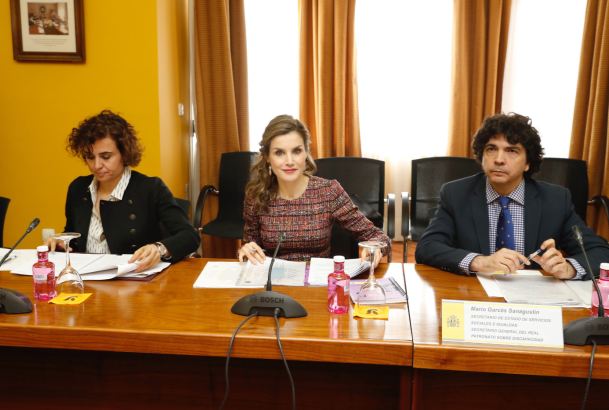 Doña Letizia, junto a la ministra de Sanidad, Servicios Sociales e Igualdad, Dolors Montserrat, y el secretario de Estado de Servicios Sociales e Igualdad, Mario Garcés