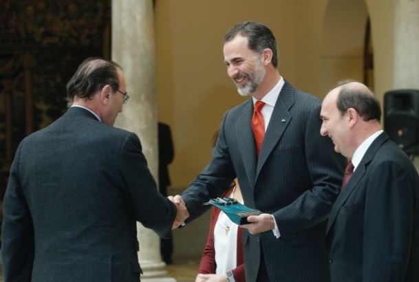 Su Majestad el Rey entrega el Premio Nacional de Sociología y Ciencia Política 2016 a Emilio Lamo de Espinosa
