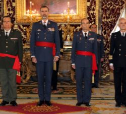 Fotografía de grupo de Su Majestad el Rey con un grupo de Generales de División y Vicealmirante