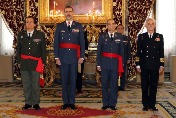 Fotografía de grupo de Su Majestad el Rey con un grupo de Generales de División y Vicealmirante