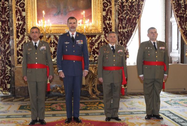Fotografía de grupo de Su Majestad el Rey con un grupo de Generales de División 