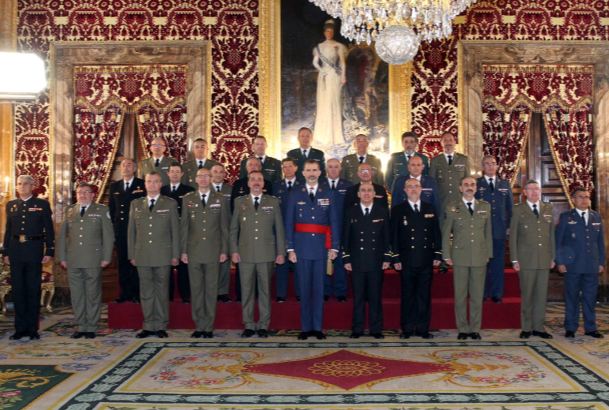 Fotografía de grupo de Su Majestad el Rey con un grupo de suboficiales mayores