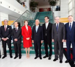 Su Majestad la Reina junto a las personalidades y autoridades asistentes a la conferencia