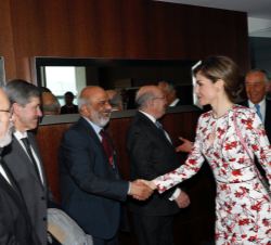 Su Majestad la Reina, tras finalizar la conferencia, recibe el saludo de los principales ponentes y expertos