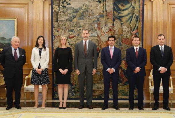 Fotografía de grupo de Su Majestad el Rey con la última promoción de los Cuerpos Superiores de Letrados y de Auditores del Tribunal de Cuentas