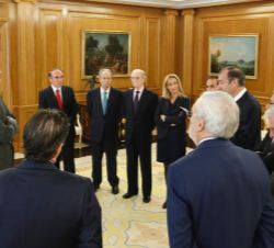 Su Majestad el Rey durante la audiencia a una representación de la Cátedra "Monarquía parlamentaria" de la Universidad Rey Juan Carlos