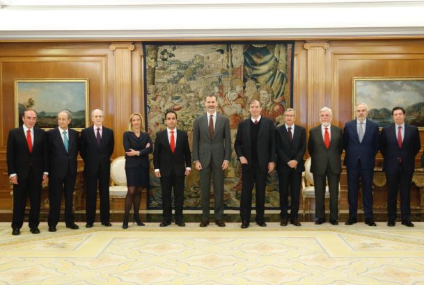 Fotografía de grupo de Su Majestad el Rey con una representación de la Cátedra 