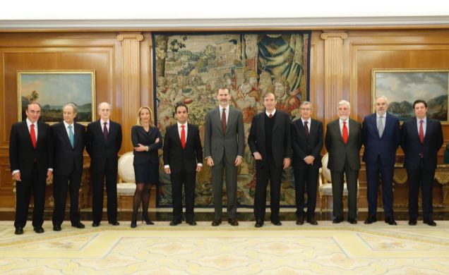 Fotografía de grupo de Su Majestad el Rey con una representación de la Cátedra "Monarquía parlamentaria" de la Universidad Rey Juan Carlos
