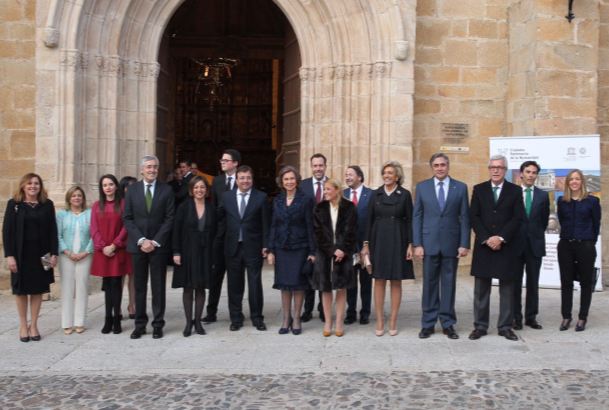 Fotografía de grupo de Su Majestad la Reina Doña Sofía con los miembros del Grupo de Ciudades Patrimonio de la Humanidad