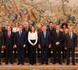 Fotografía de grupo junto a una representación de los organizadores del Salón Internacional del Estudiante y la Oferta Educativa "AULA"
