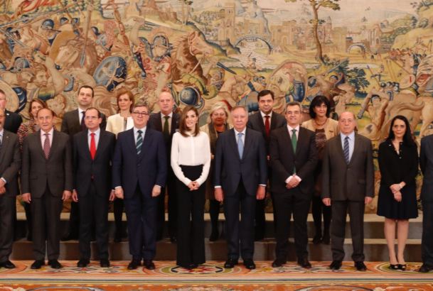 Fotografía de grupo junto a una representación de los organizadores del Salón Internacional del Estudiante y la Oferta Educativa 