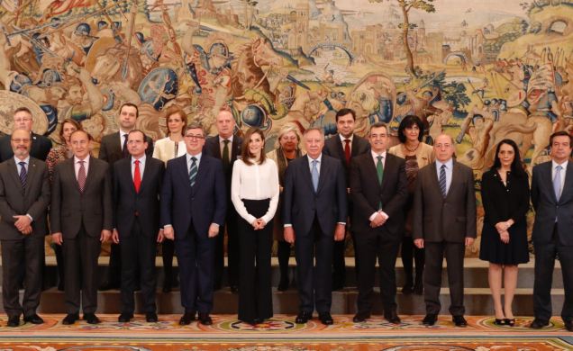 Fotografía de grupo junto a una representación de los organizadores del Salón Internacional del Estudiante y la Oferta Educativa "AULA"