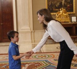 Doña Letizia recibe el saludo de un miembro de la cantera de Estudiantes