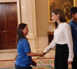 Su Majestad la Reina recibe el saludo de un miembro de los componentes de la audiencia