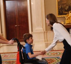 Su Majestad la Reina recibe el saludo de un miembro de los componentes de la audiencia