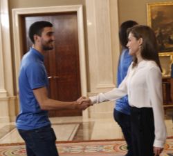 Su Majestad recibe el saludo del capitán de Estudiantes SAD, Jaime Fernández
