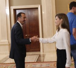 Doña Letizia recibe el saludo del entrenador de Estudiantes SAD, Salvador Maldonado