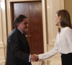 Su Majestad la Reina recibe el saludo del Patrono de la Fundación, José Vicente Hernández