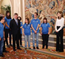 Doña Letizia conversa con los integrantes de la audiencia