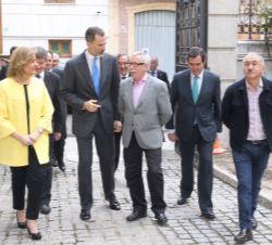 Don Felipe, a su llegada, con la ministra de Empleo y Seguridad Social, el director general de la OIT, los presidentes CEOE y CEPYME y los secretarios