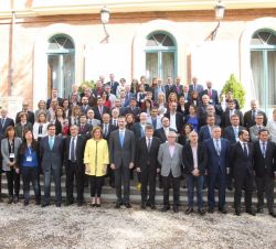 Su Majestad el Rey, con los participantes en la Conferencia Nacional "El Futuro del Trabajo que Queremos"