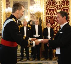 Su Majestad el Rey recibe la Carta Credencial de manos del embajador del Reino de Bélgica, Sr. Marc Andries M. Calcoen