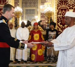 Su Majestad el Rey recibe la Carta Credencial de manos del embajador de la República del Senegal, Sr. Mamadou Sow