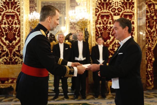 Su Majestad el Rey recibe la Carta Credencial de manos del embajador del Reino de Bélgica, Sr. Marc Andries M. Calcoen
