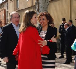 Doña Letizia con la ministra de Sanidad, Servicios Sociales e Igualdad, Dolors Montserrat