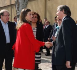 Su Majestad la Reina recibe el saludo del presidente de la Fundación Princesa de Girona, Francisco Belil