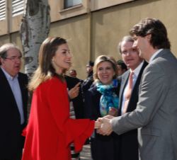 Doña Letizia recibe el saludo del alcalde de Soria, Carlos Martínez Mínguez