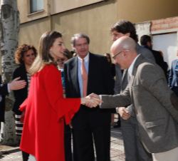 Doña Letizia recibe el saludo del presidente de Cives Mundi y coordinador de “El Hueco”, Antonio López Calvín