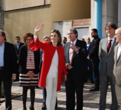 Doña Letizia, junto a las personalidades que la recibieron a su llegada, saluda a los ciudadanos que acudieron a recibirla