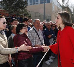 Su Majestad la Reina saluda a los ciudadanos que acudieron a recibirla