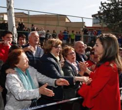 Su Majestad la Reina saluda a los ciudadanos que acudieron a recibirla